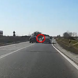 VIDEÓ: Elment a kép a BMW sofőrjénél. Előtte már elsőbbséget is nehezen adott