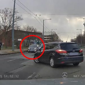 VIDEÓ: Nem tudta elkerülni a csattanást a szemből jövő autós