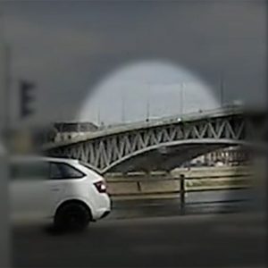 Videón, ahogy a Dunába zuhan a Petőfi hídról egy férfi