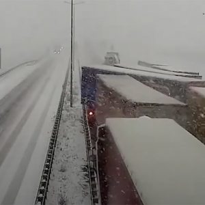 VIDEÓ: Tehetetlenül futottak egymásba a teherautók