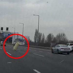 VIDEÓ: Az M1-M7 bevezető belső sávjából tette vissza a rakományt a pick-upra