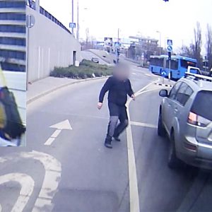 VIDEÓ: Betörte a szélvédőjét egy mérőszalaggal, majd megtámadta olvasónkat