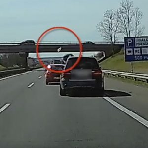 VIDEÓ: Lealjasult a Mercedes sofőrje az M3-ason. Repült az üdítős palack, de ez nem minden…