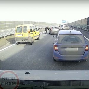 VIDEÓ: Részeg sofőr útját állták el civil autósok az autópályán a rendőrök kiérkezéséig Lengyelországban