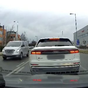 VIDEÓ: Begőzölt és büntetett Vecsésen az Audi sofőrje, pedig elvileg sietett