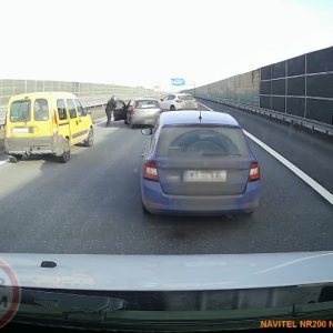 VIDEÓ: Példás, ahogy összefogtak az autósok, hogy megállítsák a részeg sofőrt Lengyelországban