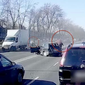 VIDEÓ: A hatalmas csattanás utáni pillanatai a szerdai, repülőtérre vezető úti balesetnek