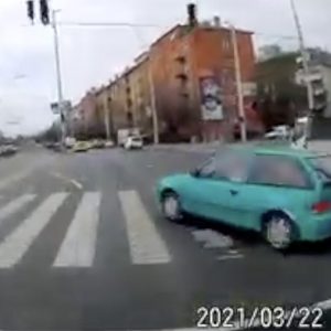 VIDEÓ: Volt képe ehhez a manőverhez a Suzuki sofőrjének a Stadionoknál