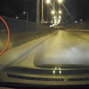 VIDEÓ: Rendőrök karjaiba futott a forgalommal szemben hajtó autó sofőrje az M3 bevezetőn
