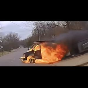 VIDEÓ: A rendőrök kiértek, majd a lángoló furgon elszabadult