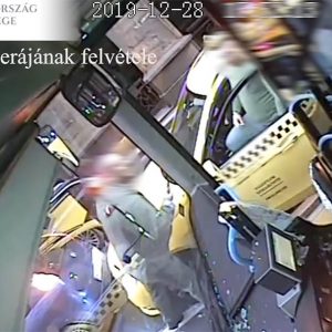VIDEÓ: Egymásnak esett a buszsofőr és a taxis a belvárosban