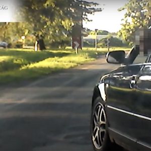 VIDEÓ: Saját sógorát vette üldözőbe, majd többször büntetőfékezett előtte