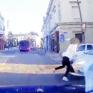 VIDEÓ: Eltolta a gyalogost az autós Veszprémben egy gyalogátkelőn