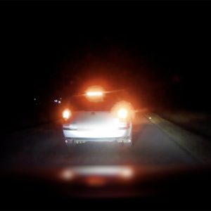 VIDEÓ: Bepöccent a „lassan” haladástól és a távolsági fényszórótól