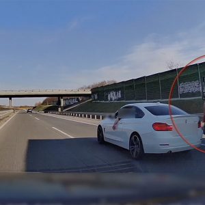 VIDEÓ: Olyat büntetett a BMW-s az M0-son, hogy majdnem egy teherautó tolta meg