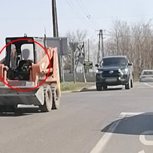 VIDEÓ: Kb. 10 éves gyermek vezette forgalomban a bobcatet