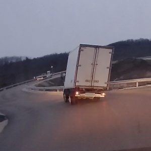 VIDEÓ: Nem ment gyorsan, de így is majdnem felborult a kisteherautó Isaszegnél