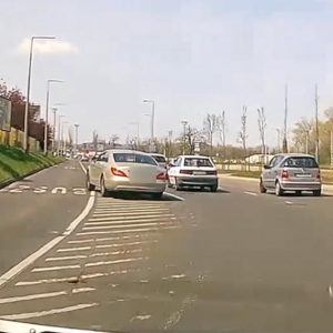 VIDEÓ: Jogtalanul buszsávot használni már smafu. Szembe menni azon, már izgibbnek tűnt a mercisnek