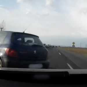 Hajmeresztő manővert élt túl és rögzített. A Peugeot szabálytalan sofőrje a külső sávból kanyarodott elé