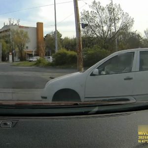VIDEÓ: Centiken múlt – Kamikaze módjára hajtott át a kereszteződésen a Skoda sofőrje