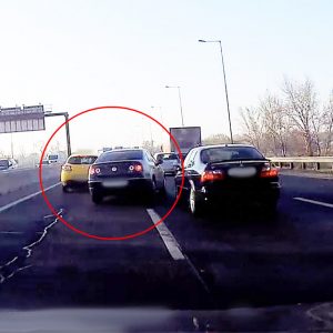VIDEÓ: Döbbenetes kakaskodást rögzített egy kamera az M5 kivezetőn