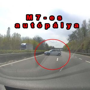 VIDEÓ: Gondolt egyet és megfordult az M7-esen egy autós