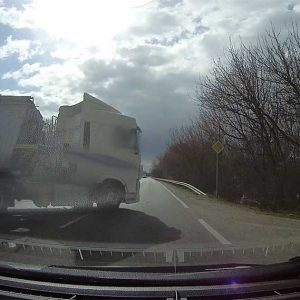 VIDEÓ: Kikanyarodott elé a nyerges Kaposvár előtt, a szalagkorlát pedig éppen ott kezdődött