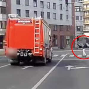 VIDEÓ: Ilyen, amikor satufékez a tűzoltóautó egy figyelmetlen gyalogos miatt
