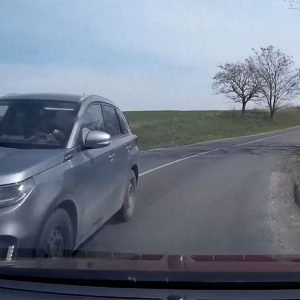 VIDEÓ: 1 autó járt arra éppen akkor. Az elég is volt…
