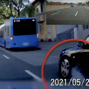 VIDEÓ: Belerohant az álló buszba a Vörösvári úton. A kerék állóra blokkolt