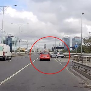 VIDEÓ: Megint az Árpád hídi felhajtó! Mit műveltek itt? Azt hiszitek, hogy saját sávba kanyarodtok…