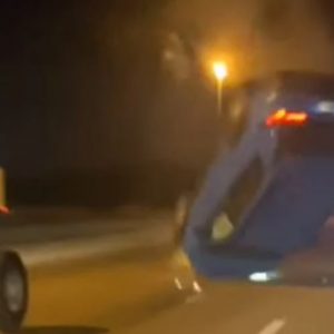 VIDEÓ: Elképesztő baleset – Elszabadult teherautó kereke repítette levegőbe a szerencsétlen autóst