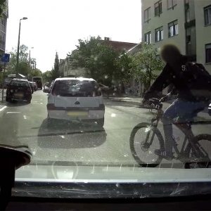 VIDEÓ: A bajai bringásnak ez, a világ legtermészetesebb dolga volt