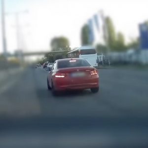 VIDEÓ: Azonosították és eljárás indult egy autós előtt szlalomozó, indokolatlanul fékező sofőr ellen