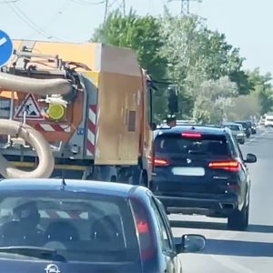 VIDEÓ: Az 51-es főúton a teljes sort blokkolta a BMW sofőrje, mert meg volt sértődve