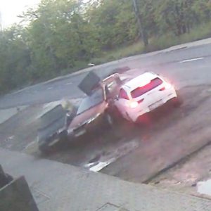 Videón, ahogy két autót letarol valaki egy MOL Limo-s Mercivel Kistarcsán
