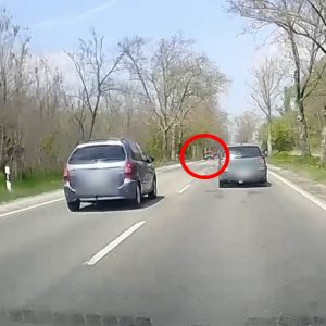 VIDEÓ: Látta, hogy jönnek szemből, lett volna hely, de nem érdekelte