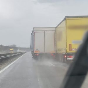 Elképesztő videót kaptunk. Ráhúzta a kormányt, össze is ért a két jármű