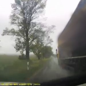 VIDEÓ: Nem a legjobbkor szabta el a sávot a kamionos