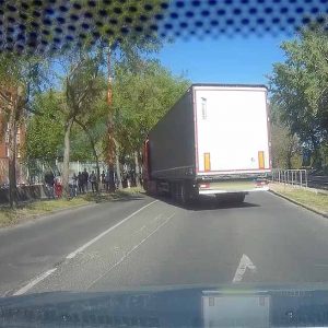 VIDEÓ: Ha elfogy a türelem, akkor semmi nem számít. Még egy ekkora járművel, a Maglódi úton sem