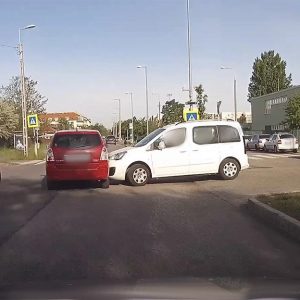 VIDEÓ: Azt hitte kiengedik. Nekiment. :(