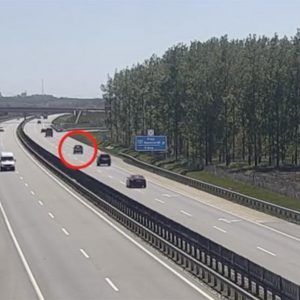 VIDEÓ: Elaludt az M4-esen. Kamera rögzítette a balesetet