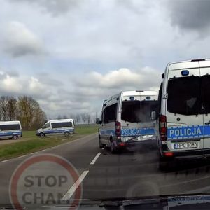 VIDEÓ: 3 rendőrautó tört össze, mert a lengyel rendőrök nem tartottak megfelelő követési távolságot