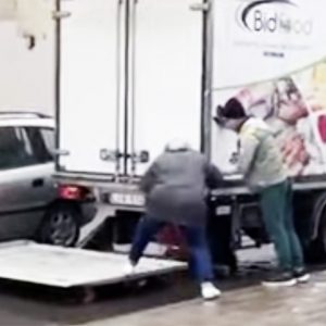 VIDEÓ: Az idős hölgy olyan segítséget kapott a teherautóstól, hogy nehéz feldolgozni