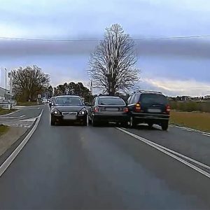 VIDEÓ: Ha ő előz, akkor reccsen, törik, repül minden…