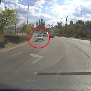 VIDEÓ: Szembe haladt a forgalommal a Kvassay Jenő úton egy autós
