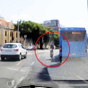 VIDEÓ: Az ilyenek miatt tartanak sokan a normális kerékpárosoktól. Extrém módon kamikaze