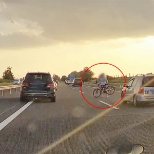 VIDEÓ: Elhagyni a tetőről, majd összeszedni a kerékpárt nem jó móka az M3-ason