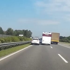 VIDEÓ: Elképesztő cicaharcot vívott az M5-ösön egy lószállító és egy volkswagenes