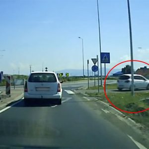 VIDEÓ: Kétéltű tudatállapotba került a fehér Opel Corsa sofőrje